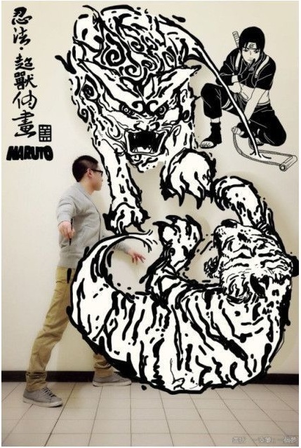 Азиатский парень рисует на стене аниме с помощью фотошопа