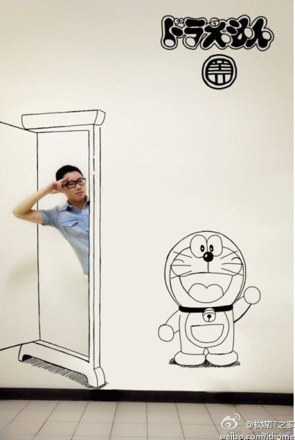 Азиатский парень рисует на стене аниме с помощью фотошопа