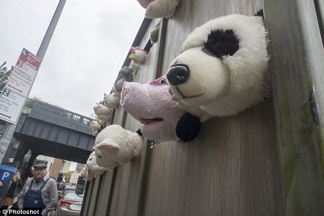 Грузовик, везущий, на бойню ,плюшевых зверей, Бэнкси, Banksy, чучела, Сирены ягнят, свежее мясо с фермы