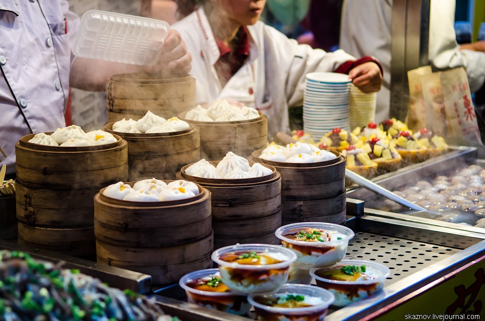 Китайские деликатесы, еда, жареные кузнечики, скорпионы