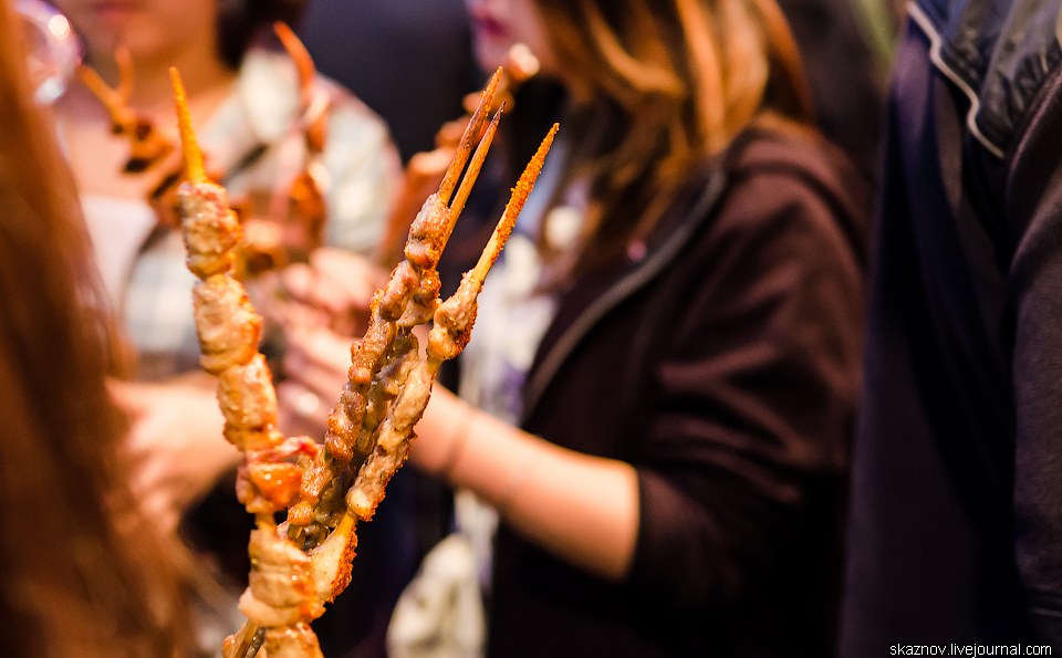 Китайские деликатесы, еда, жареные кузнечики, скорпионы