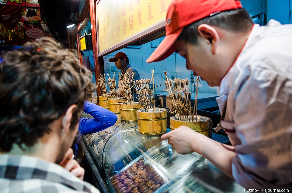 Китайские деликатесы, еда, жареные кузнечики, скорпионы