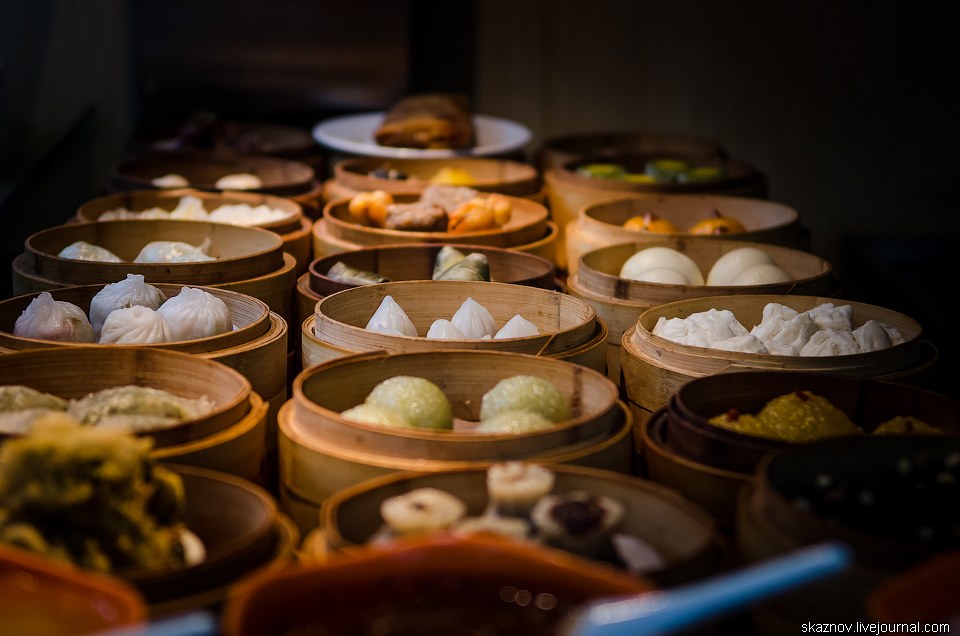 Китайские деликатесы, еда, жареные кузнечики, скорпионы