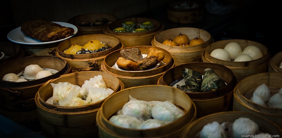 Китайские деликатесы, еда, жареные кузнечики, скорпионы