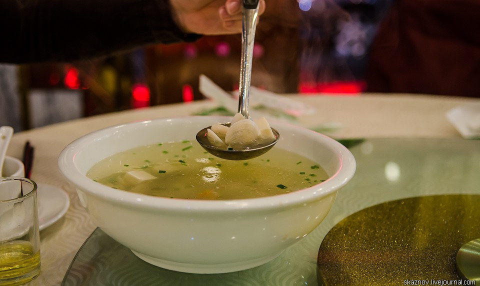 Китайские деликатесы, еда, жареные кузнечики, скорпионы