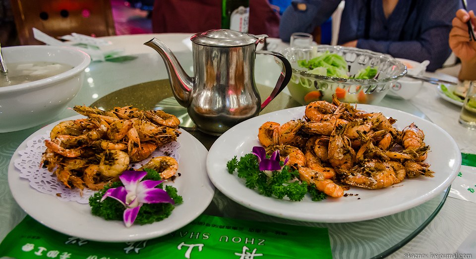 Китайские деликатесы, еда, жареные кузнечики, скорпионы