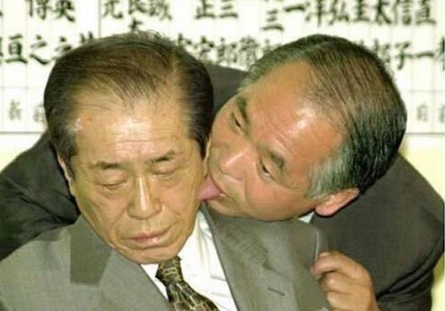 странные люди, странные поступки, тупо