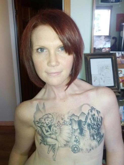 Женские татуировки на груди: 7 популярных вариантов для фитоняшки