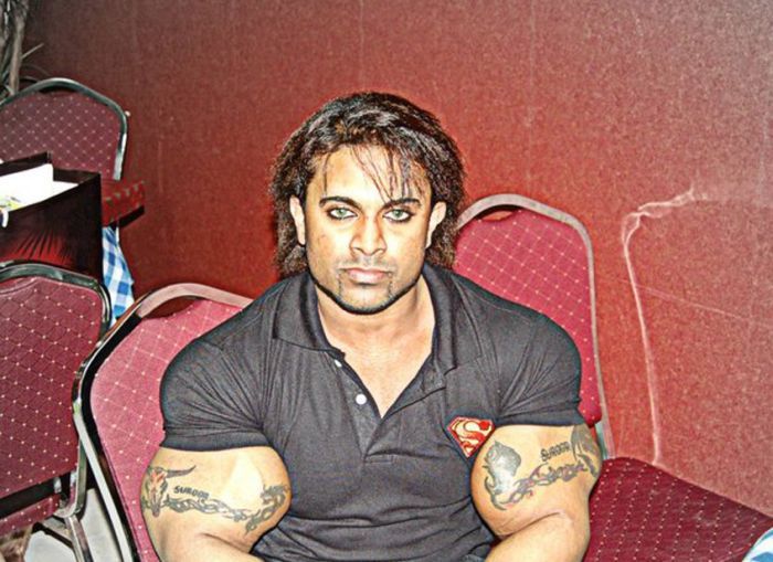 Индийский качок с синтоловыми мускулами