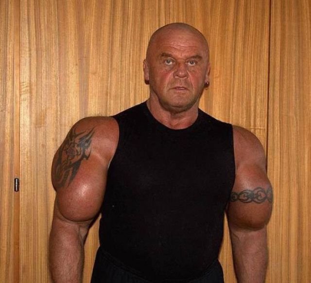 Индийский качок с синтоловыми мускулами