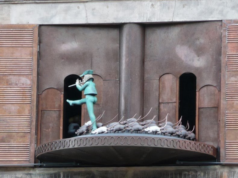 знаменитые статуи, сказочные персонажи,сказки