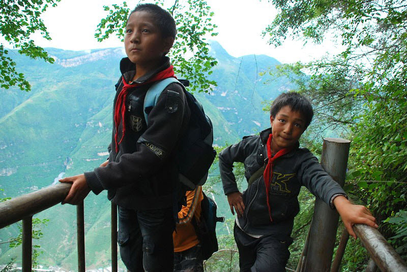 Дети, дорога в школу, препятствия, канаты, мосты,горы