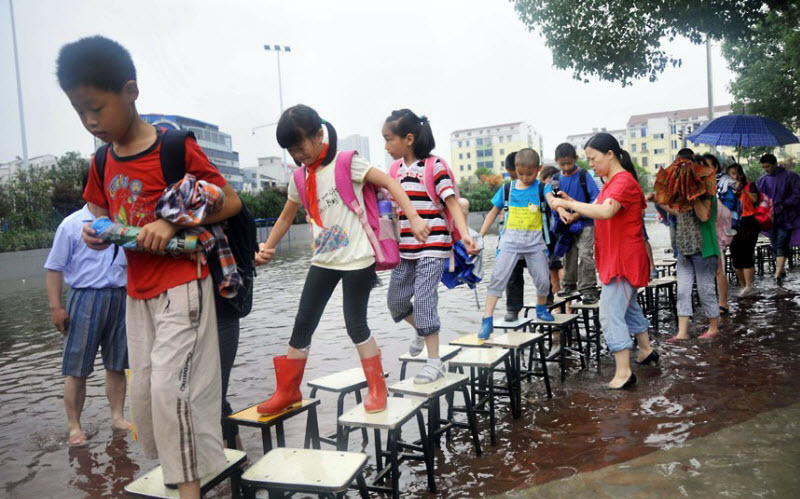Дети, дорога в школу, препятствия, канаты, мосты,горы