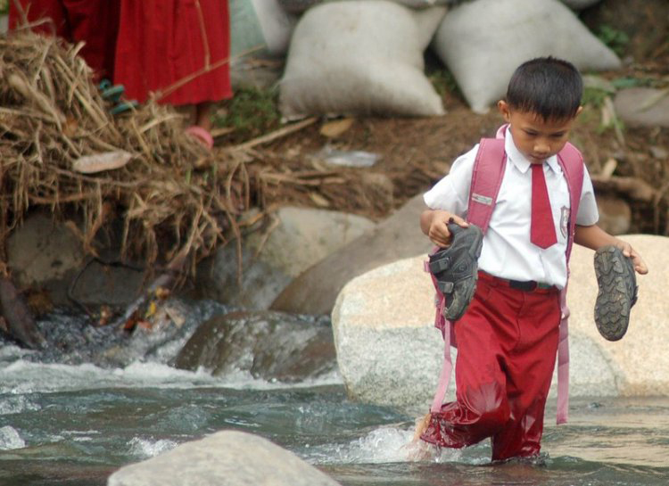 Дети, дорога в школу, препятствия, канаты, мосты,горы