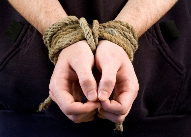 истории о людях чудом избежавших смерти, люди чудом выжившие