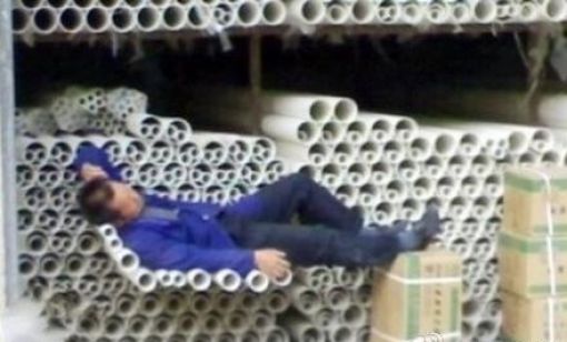 Неожиданные места, в которых люди умудрились заснуть Неожиданные места люди уснули, необычные позы сна, необычные люди спят