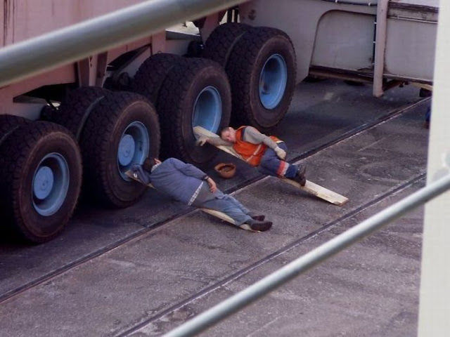 Неожиданные места, в которых люди умудрились заснуть Неожиданные места люди уснули, необычные позы сна, необычные люди спят