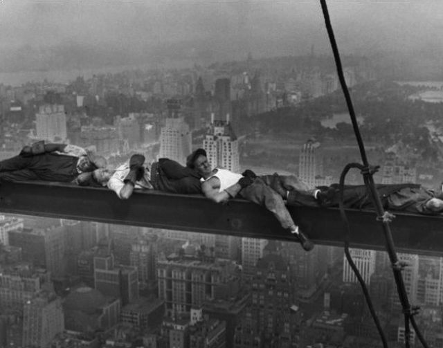 Неожиданные места, в которых люди умудрились заснуть Неожиданные места люди уснули, необычные позы сна, необычные люди спят