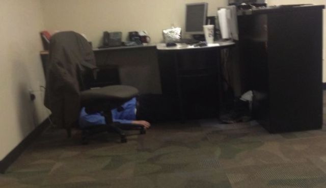 Неожиданные места, в которых люди умудрились заснуть Неожиданные места люди уснули, необычные позы сна, необычные люди спят