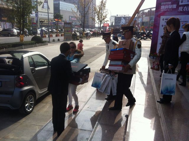 Неожиданное решение. Девушка купила 100 пар обуви, которые не помещались в её машину Девушка, купила, 100 пар обуви, наклеила, приклеила скотчем, на автомобиль