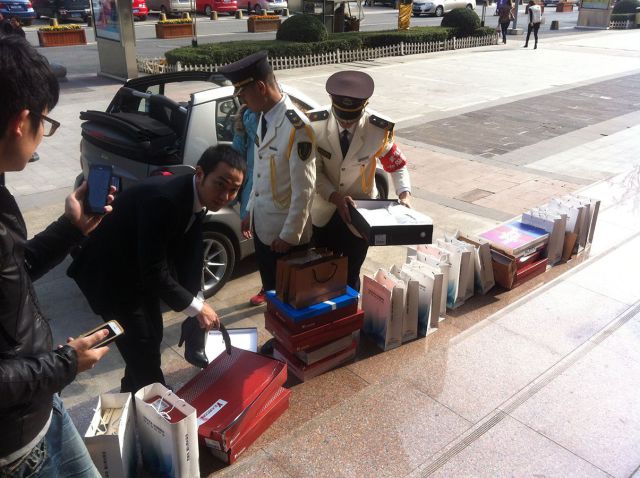 Неожиданное решение. Девушка купила 100 пар обуви, которые не помещались в её машину Девушка, купила, 100 пар обуви, наклеила, приклеила скотчем, на автомобиль