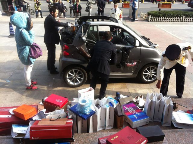 Неожиданное решение. Девушка купила 100 пар обуви, которые не помещались в её машину Девушка, купила, 100 пар обуви, наклеила, приклеила скотчем, на автомобиль