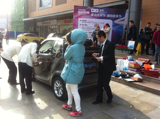 Неожиданное решение. Девушка купила 100 пар обуви, которые не помещались в её машину Девушка, купила, 100 пар обуви, наклеила, приклеила скотчем, на автомобиль