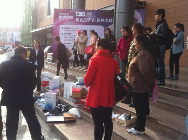 Неожиданное решение. Девушка купила 100 пар обуви, которые не помещались в её машину Девушка, купила, 100 пар обуви, наклеила, приклеила скотчем, на автомобиль