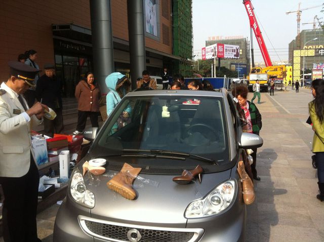 Неожиданное решение. Девушка купила 100 пар обуви, которые не помещались в её машину Девушка, купила, 100 пар обуви, наклеила, приклеила скотчем, на автомобиль