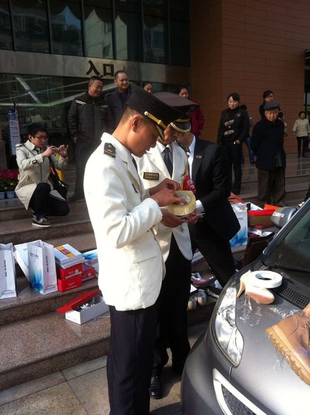 Неожиданное решение. Девушка купила 100 пар обуви, которые не помещались в её машину Девушка, купила, 100 пар обуви, наклеила, приклеила скотчем, на автомобиль