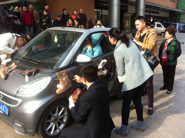 Неожиданное решение. Девушка купила 100 пар обуви, которые не помещались в её машину Девушка, купила, 100 пар обуви, наклеила, приклеила скотчем, на автомобиль