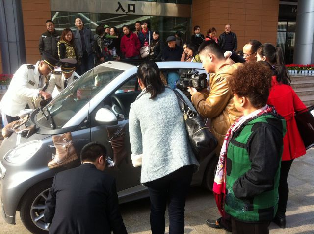 Неожиданное решение. Девушка купила 100 пар обуви, которые не помещались в её машину Девушка, купила, 100 пар обуви, наклеила, приклеила скотчем, на автомобиль