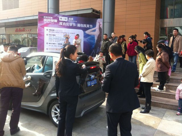 Неожиданное решение. Девушка купила 100 пар обуви, которые не помещались в её машину Девушка, купила, 100 пар обуви, наклеила, приклеила скотчем, на автомобиль