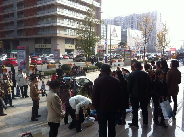 Неожиданное решение. Девушка купила 100 пар обуви, которые не помещались в её машину Девушка, купила, 100 пар обуви, наклеила, приклеила скотчем, на автомобиль