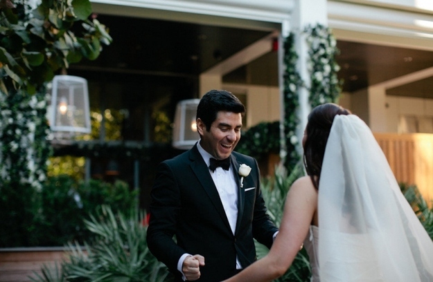 эмоции жениха,невеста в платье,свадьба