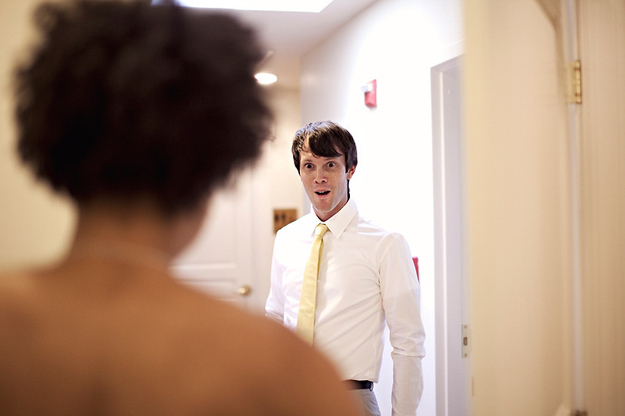 эмоции жениха,невеста в платье,свадьба