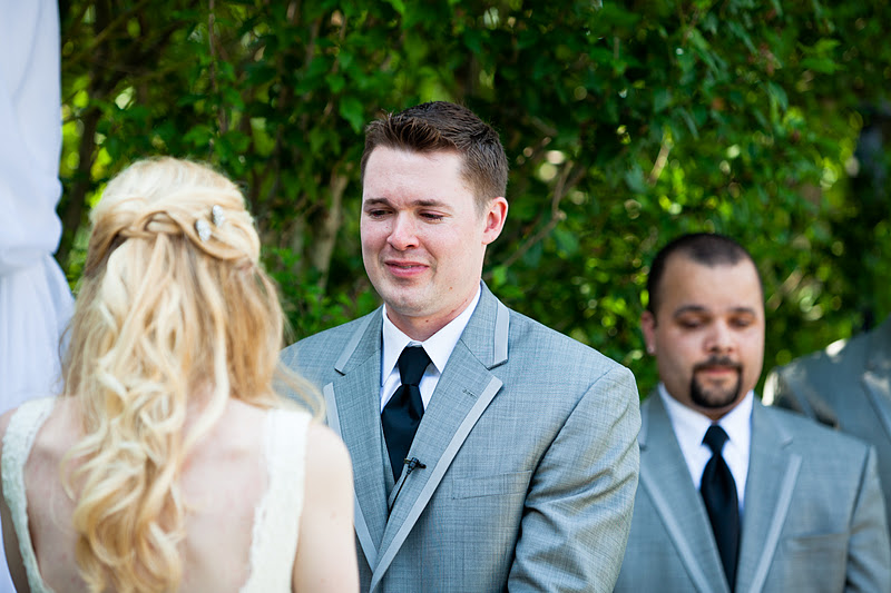 эмоции жениха,невеста в платье,свадьба