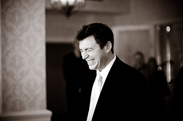 эмоции жениха,невеста в платье,свадьба