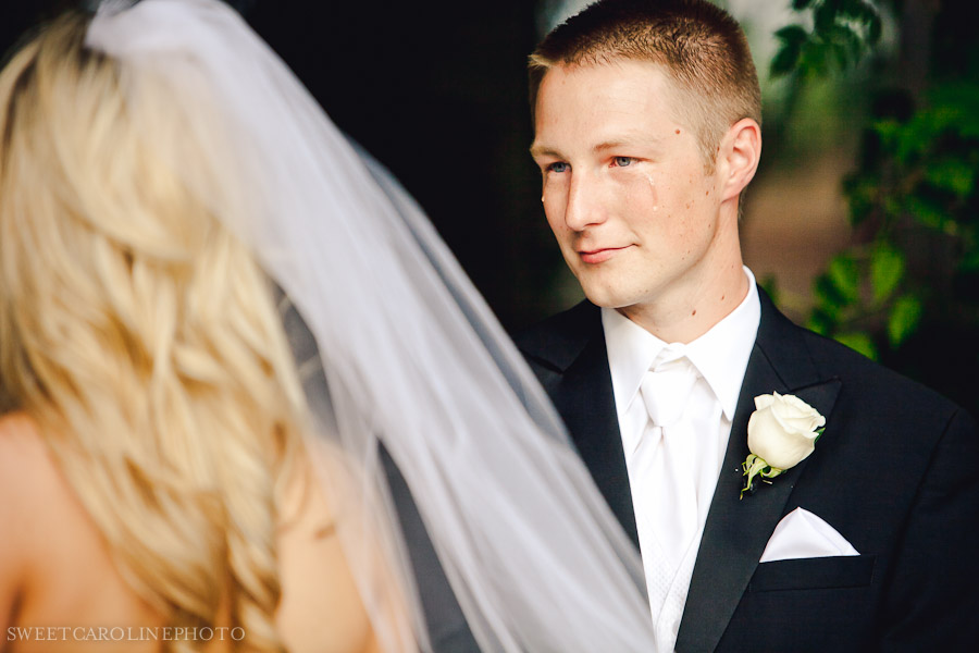 эмоции жениха,невеста в платье,свадьба