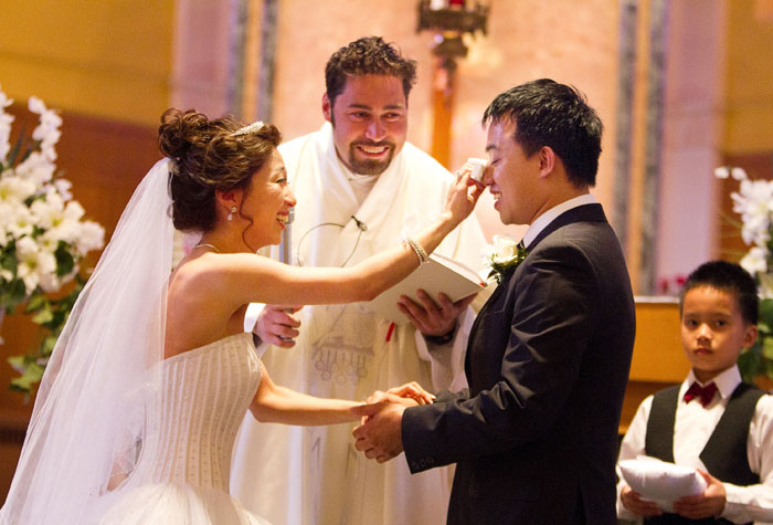 эмоции жениха,невеста в платье,свадьба