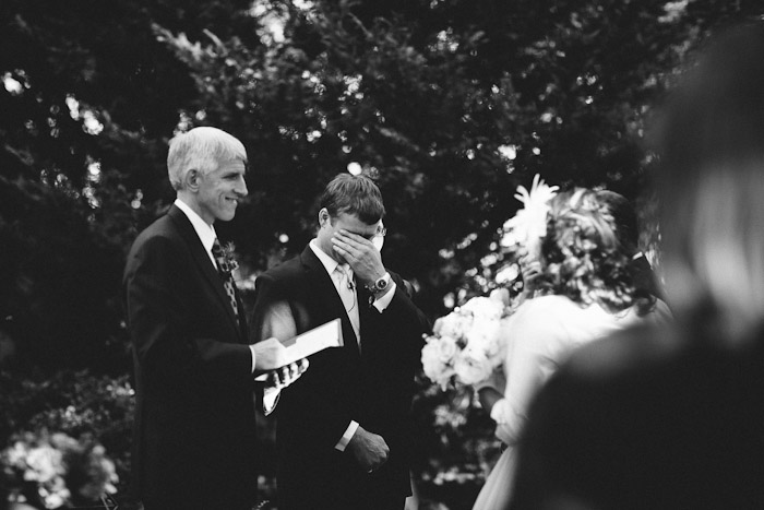 эмоции жениха,невеста в платье,свадьба