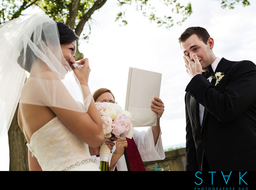 эмоции жениха,невеста в платье,свадьба