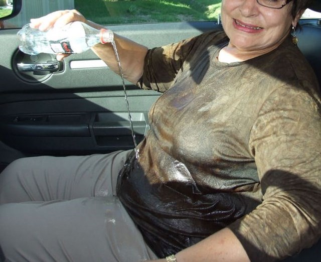 Странная женщина, фотографируется, в воде