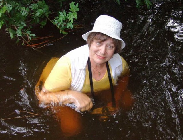 Странная женщина, фотографируется, в воде