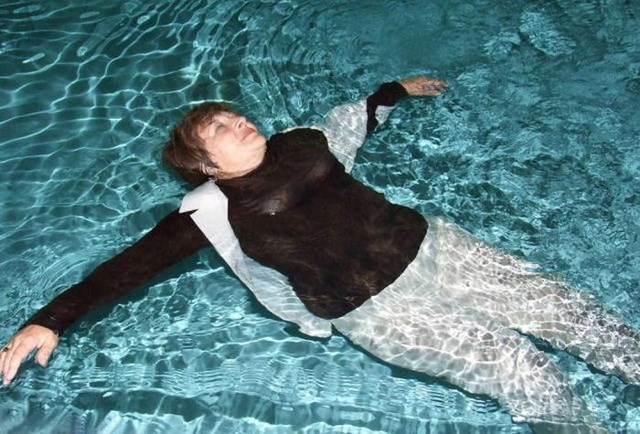 Странная женщина, фотографируется, в воде