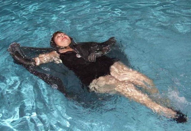 Странная женщина, фотографируется, в воде