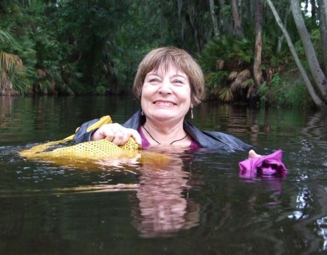 Странная женщина, фотографируется, в воде