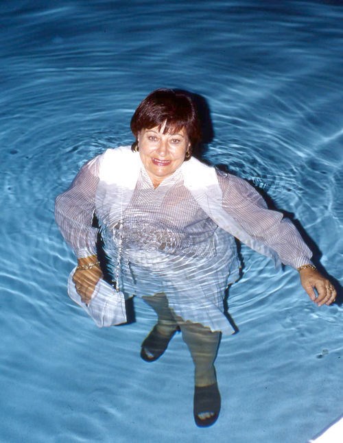 Странная женщина, фотографируется, в воде