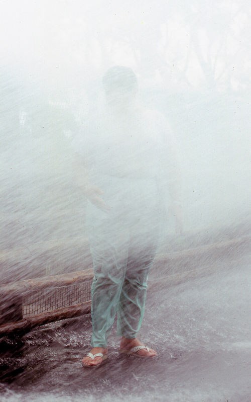 Странная женщина, фотографируется, в воде