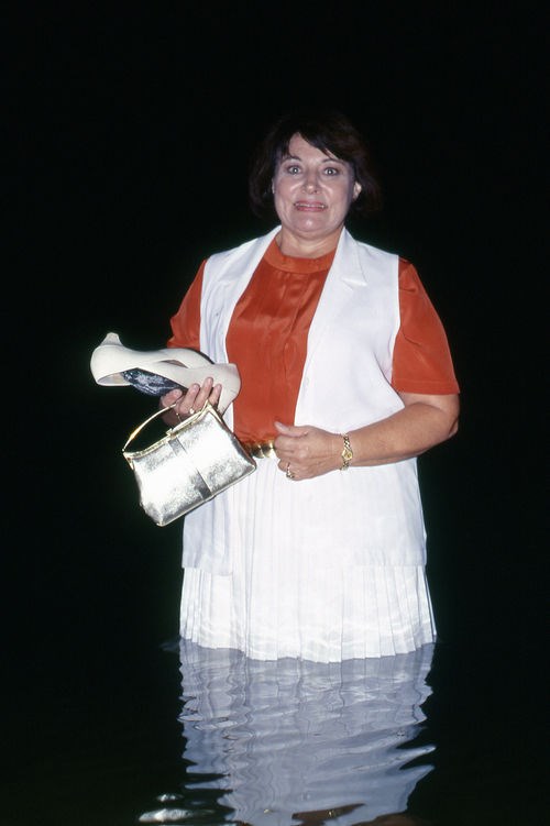 Странная женщина, фотографируется, в воде